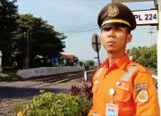 Kisah Penjaga Perlintasan KA di Purwakarta, Lebaran Tanpa Keluarga Demi Tugas