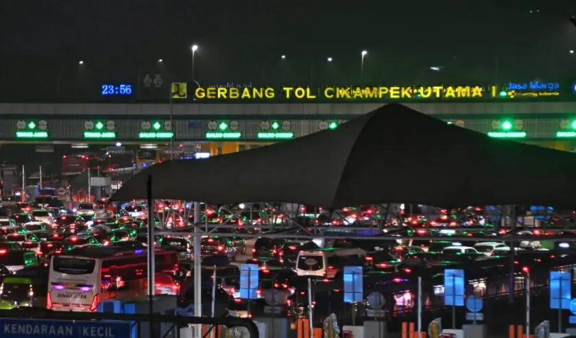 Petugas BPBD memetakan jalur mudik rawan bencana di Purwakarta.