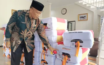 Agar Tak Tertukar, Calon Jemaah Haji Purwakarta Tandai Koper Dengan Boneka Hingga Gelas Plastik