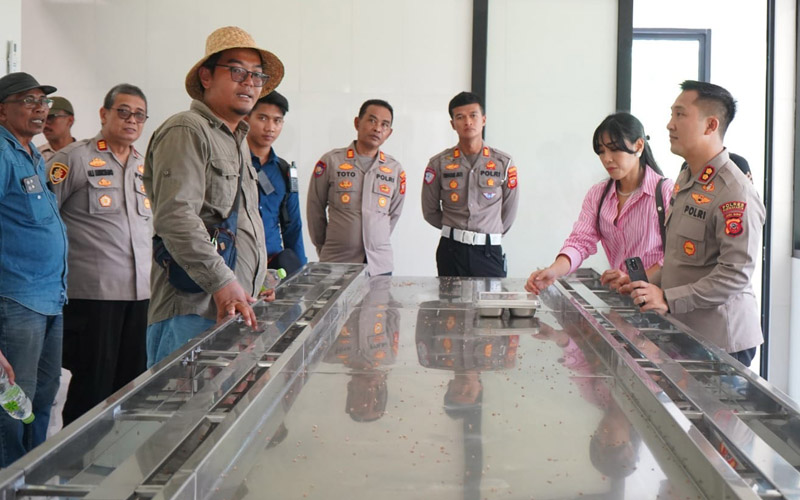 Kapolres Purwakarta kunjungi kampung ilmu