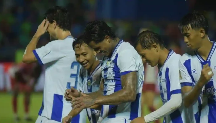 Puncak Klasemen Aman! PERSIB Pulang dari Padang dengan Poin Sempurna