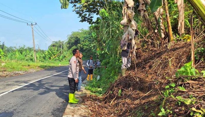 Bhabinkamtibmas Desa Depok Polsek Darangdan Ngosrek Bareng Warga