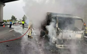 Truk Bermuatan Gas Hangus Terbakar di Tol Cipularang KM 93