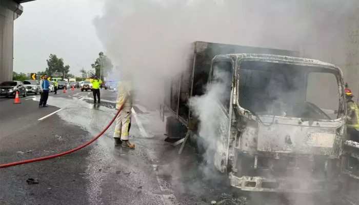 Truk Bermuatan Gas Hangus Terbakar di Tol Cipularang KM 93