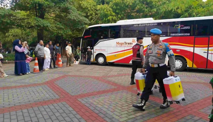Bentuk Pelayanan Masyarakat, Polres Purwakarta Tempatkan Personel Sambut Kepulangan Jemaah Haji