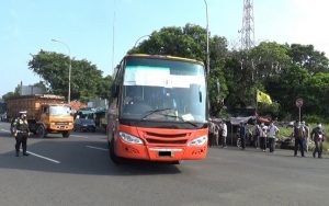 Mobil Bus Karyawan di Purwakarta Diputarbalikkan, Ada apa?