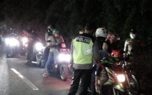 Larang Mudik, Petugas Periksa KTP Pengendara di Perbatasan Purwakarta-Subang