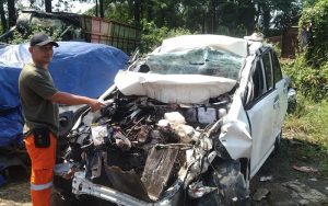 Satu Orang Tewas, Mobil Avanza Hantam Truk Rongsokan di Tol Cipularang