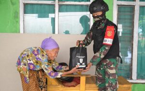 Bagikan Ratusan Sembako, Ini Kepedulian Yonarmed 9 Pasopati Kostrad Untuk Warga