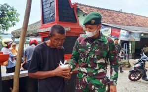 Penghujung Ramadhan, Yonarmed 9 Pasopati Kostrad Berbagi Takjil Untuk Pejalan Kaki