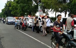 Sambil Berbagi Takjil, Paguyuban Sopir Ambulans Bojong Sosialisasi Prokes