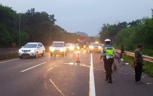 Innalillahi! Sebuah Minibus Tabrak Belakang Truk di Tol Cipularang
