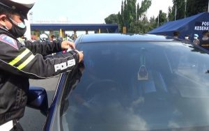 Sebagai Penanda, Kendaraan Terjerat Operasi Penyekatan Di Purwakarta Dipasang ini