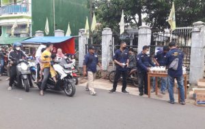 Ikatan Wartawan Online PD Purwakarta Bagikan Takjil Gratis Untuk Buka Puasa