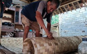 Ditengah Modernisasi, Pak Cunik Tetap Eksis Memproduksi Bilik Bambu