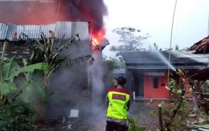 Gudang Rongsokan Ludes Terbakar, Mobil Pikap Pun Jadi Korban