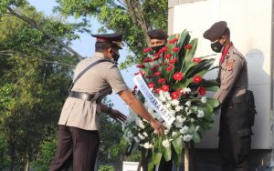 Peringati HUT Bhayangkara ke-75, Polres Purwakarta Ziarahi Makam Pahlawan