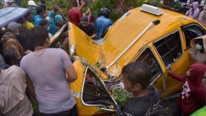 Video: Hujan Deras Pohon Tumbang Timpa Mobil, 2 Orang Meninggal
