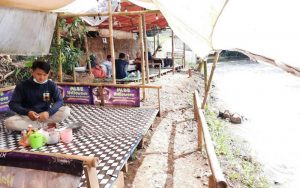 Warung Sate Maranggi di Pinggir Sungai Bikin Nafsu Makan Bertambah