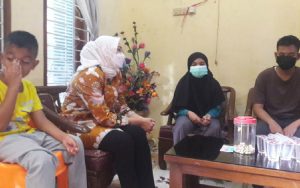 Pilu! Tiga Anak di Purwakarta Ditinggal Wafat Ayah Ibunya Akibat Covid-19