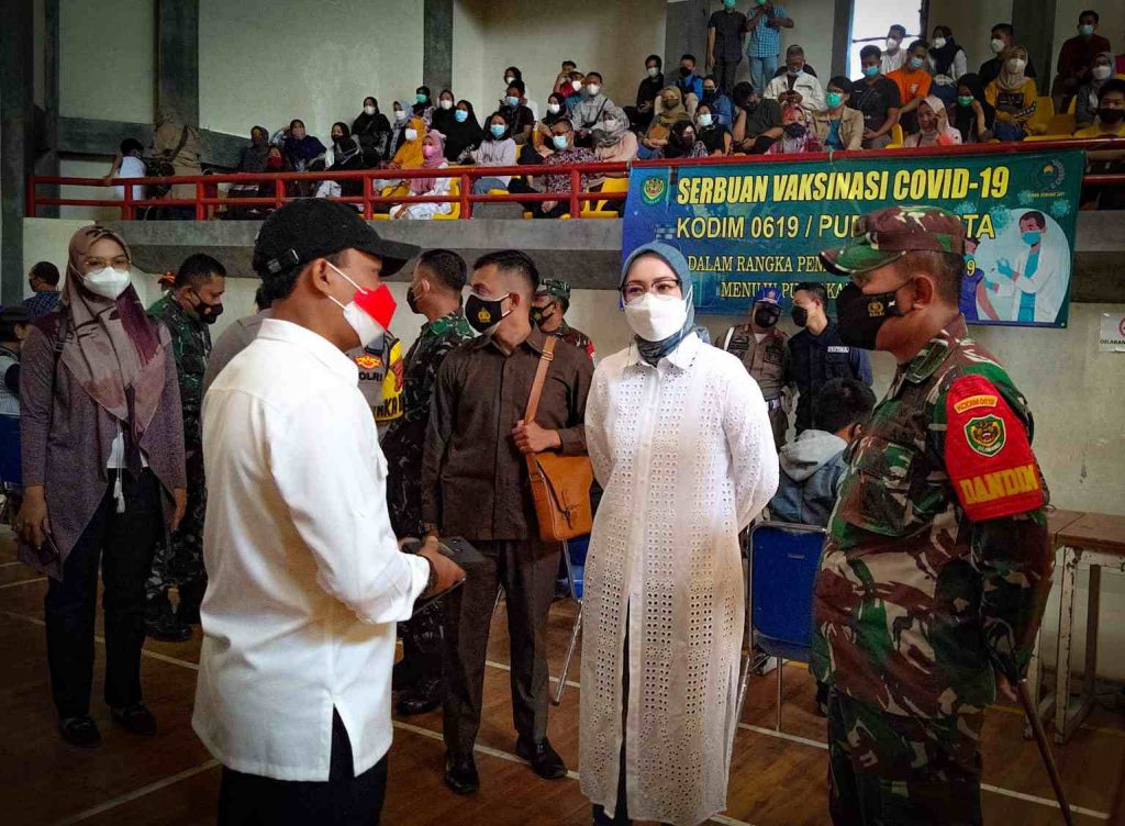 Gencar, Dandim 0619/Pwk Pantau Vaksinasi Hingga Bagikan Paket Sembako