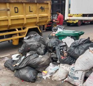 Limbah Medis RSIA Bunda Fathia Berceceran di Pinggir Jalan