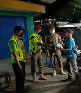 Cara Unik Satpol PP Himbau Prokes Sembari Berbagi Paket Beras