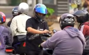 Video: Pria Biker Bagikan Uang ke Pengendara Hingga Puluhan Juta