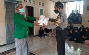 PPKM Darurat Belum Berakhir, Polisi Purwakarta Intens Berikan Bantuan Kepada Warga