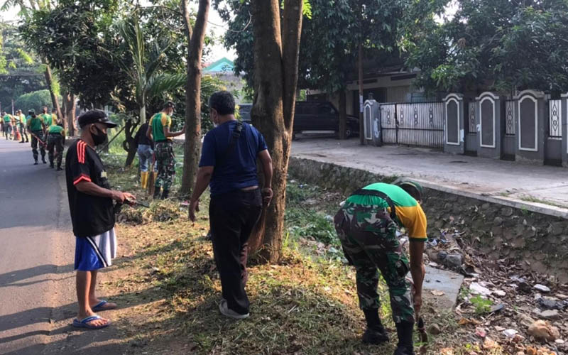 Batalyon Armed 9 Pasopati Kostrad Karya Bakti Bersama Warga Bersihkan Lingkungan