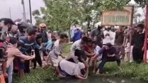 Video: Heboh! Emak-Emak Tangkap Ular Besar, Warganet Dibuat Kagum