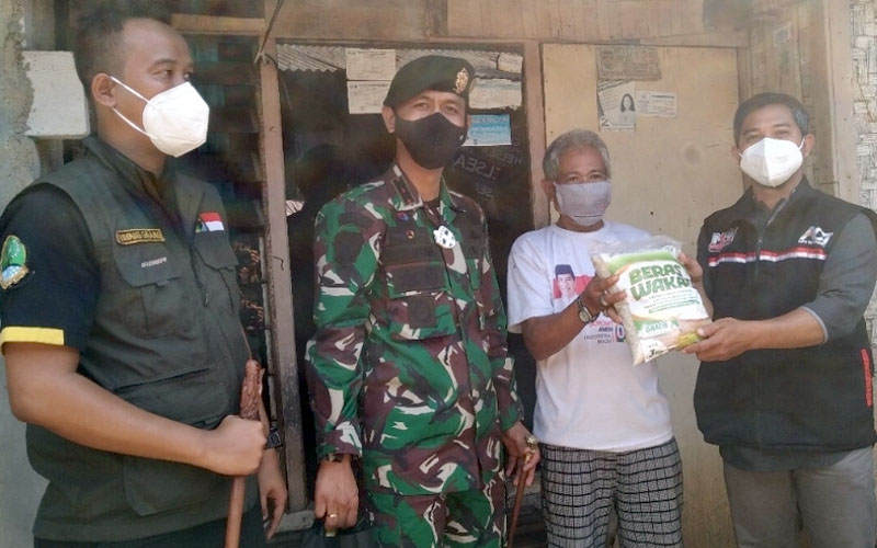 Kolaborasi Jabar Bergerak dan ACT, Yonarmed 9 Pasopati Kostrad Bagikan Sembako
