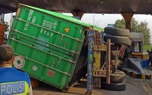 Video: Truk Kontainer Tabrak Gardu Tol Karawang Barat 2 Hingga Terguling