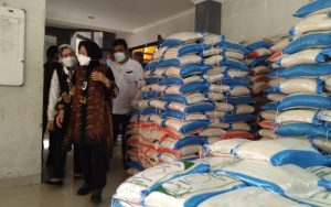 Mensos Tri Rismaharini Kunjungi Purwakarta Serahkan Bantuan Beras Untuk Warga