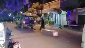 Video: Peti Jenazah Terjatuh Dari Ambulans di Gresik