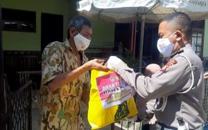 Masih PPKM Darurat, Polres Purwakarta Bagikan Sembako Untuk Warga