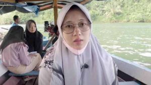 Video: Innalillahi! Guru yang Mengajar Diatas Perahu ini Meninggal Setelah Melahirkan