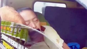 Video: Sopir Truk Tertidur di Tengah Jalan Hingga Bikin Kemacetan