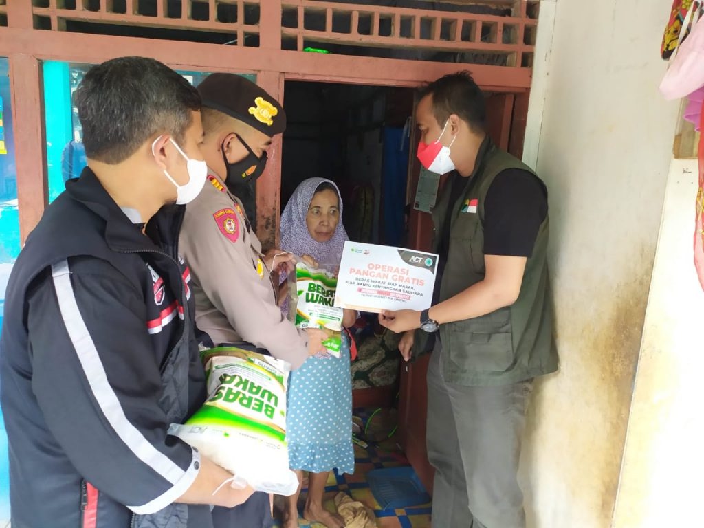 ACT Bersama Polres Purwakarta Sambangi Warga Kurang Mampu, Salurkan Paket Beras