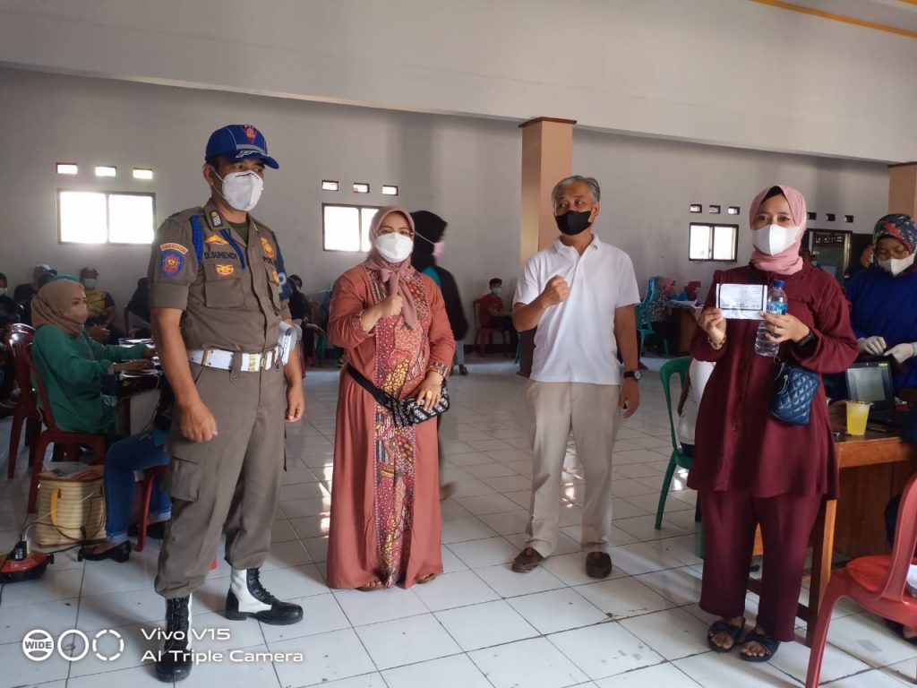 Monitoring Vaksinasi, Neng Supartini Ajak Warga Tetap Patuhi Prokes Saat Vaksin Berlangsung