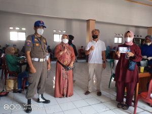 Monitoring Vaksinasi, Neng Supartini Ajak Warga Tetap Patuhi Prokes Saat Vaksin Berlangsung