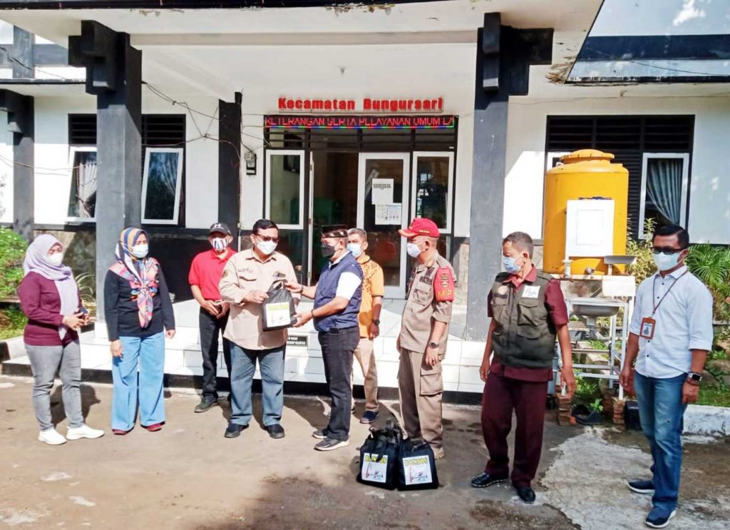 Disporaparbud Purwakarta Serahkan Bansos Untuk Warga Isoman di Kecamatan Bungursari