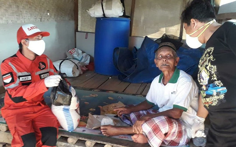 Genap Satu Tahun di HUT RI ke-76, Arescue Salurkan Paket Sembako Kepada Warga