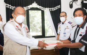 Pandemi Covid-19, Pengemudi Angkutan Umum di Purwakarta Dapat Bantuan Beras