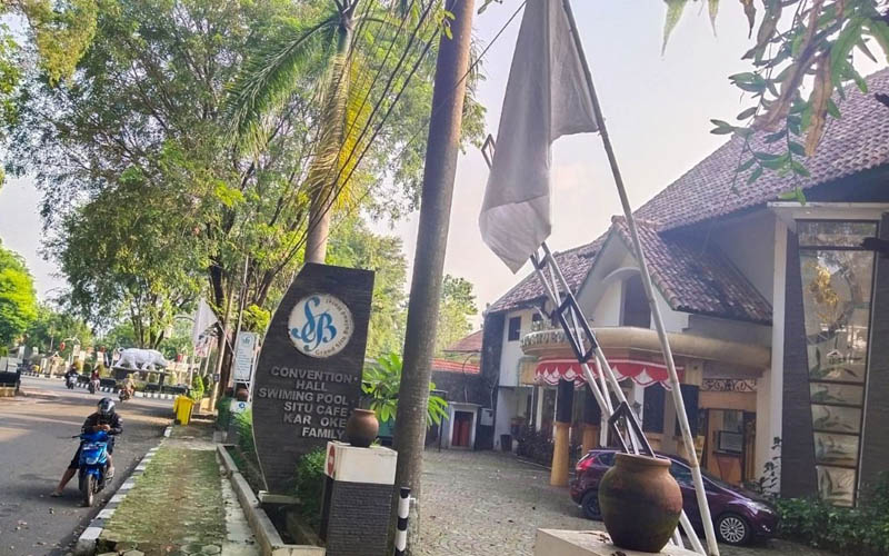 Protes PPKM Diperpanjang, PHRI Purwakarta Kibarkan Bendera Putih