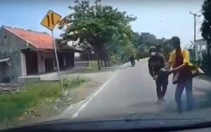 Video: Aksi Jual Bendera Secara Paksa di Cianjur, Polisi Langsung Bertindak!