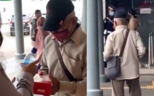 Video: Wanita Muda Traktir Makan Kakek yang Kelaparan, Netizen Terenyuh!