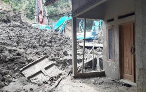 Rumah Warga di Jatiluhur Tertimbun Longsoran Lumpur Pengeboran Proyek KCIC