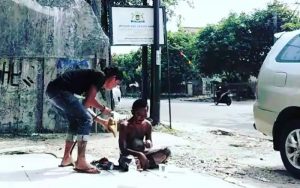 Bukan Hanya Beri Makan, Pria Ini Mau Memadikan Penyandang ODGJ yang Terlantar