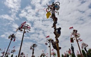 Asal Mula Perlombaan Panjat Pinang Yang Identik Dengan Hari Kemerdekaan